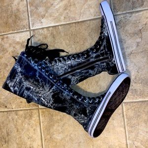 Knee high shoes, black and grey. Worn only once! Great condition. Size 8 1/2